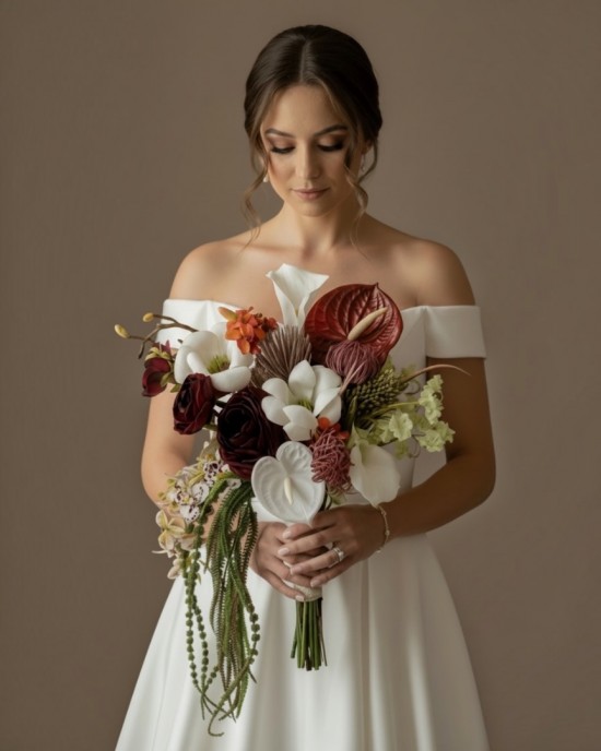 Bordeaux Elegance | Antoryum ve Gala Çiçeği Gelin Buketi